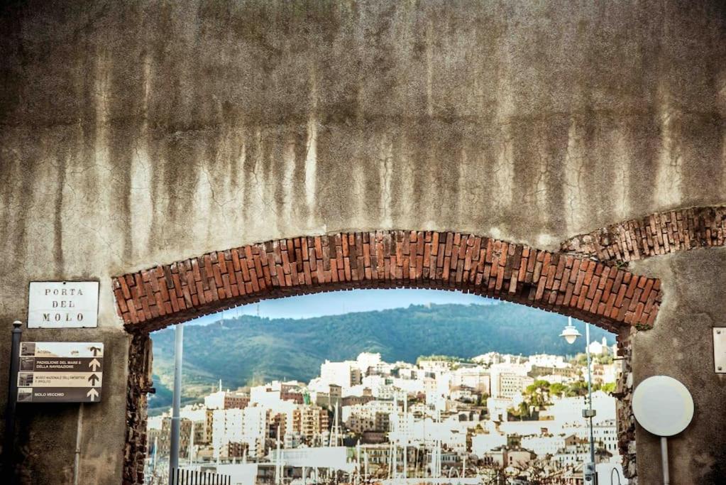 La Finestra Sul Cielo Del Porto Antico Di * Genoa